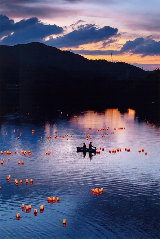 入選 (公社)近畿海事広報協会会長賞 【夕照の燈篭流し】 山口県 河野 サエ子