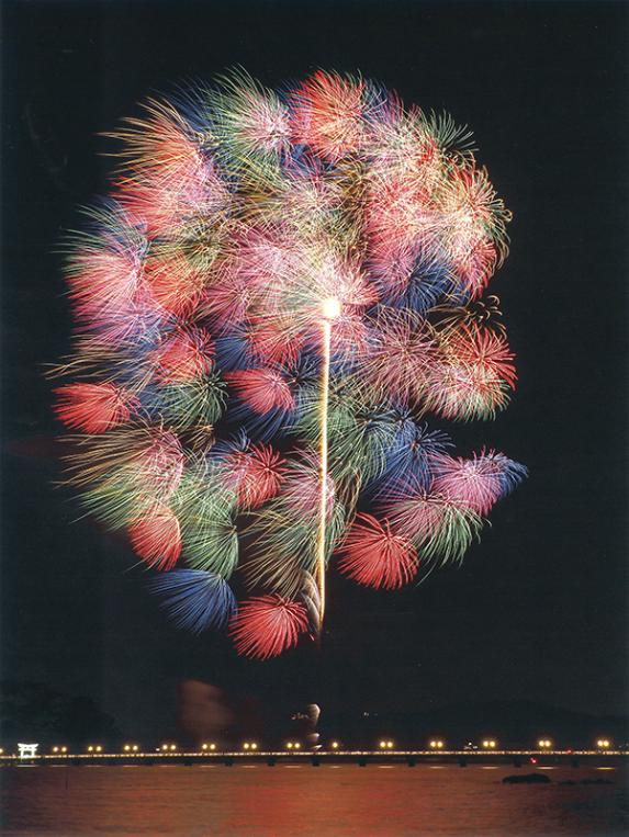 入選 (公社)近畿海事広報協会会長賞 【洋上の三尺玉】 愛知県 丸山 賢治